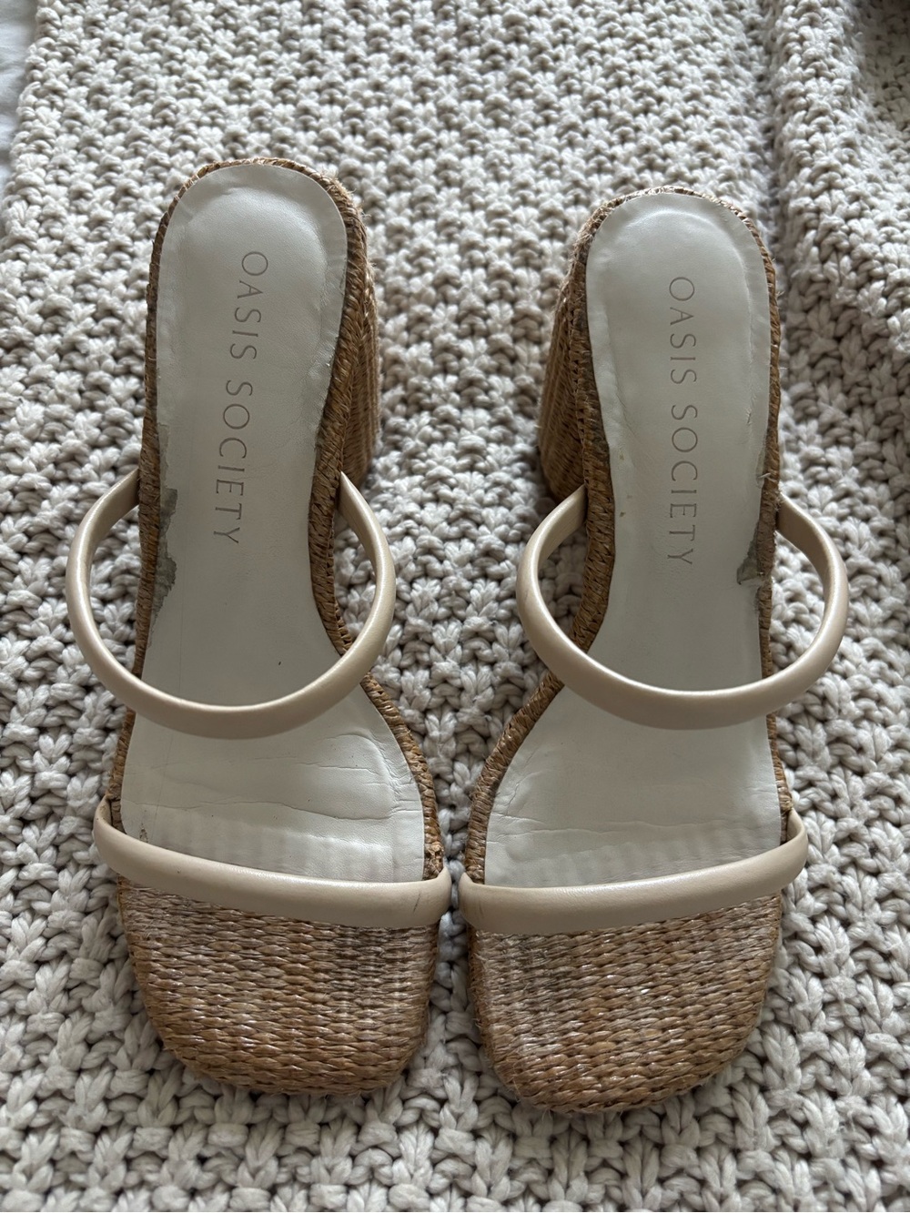 Oasis Society Women's Cream Raffia Slide Sandals